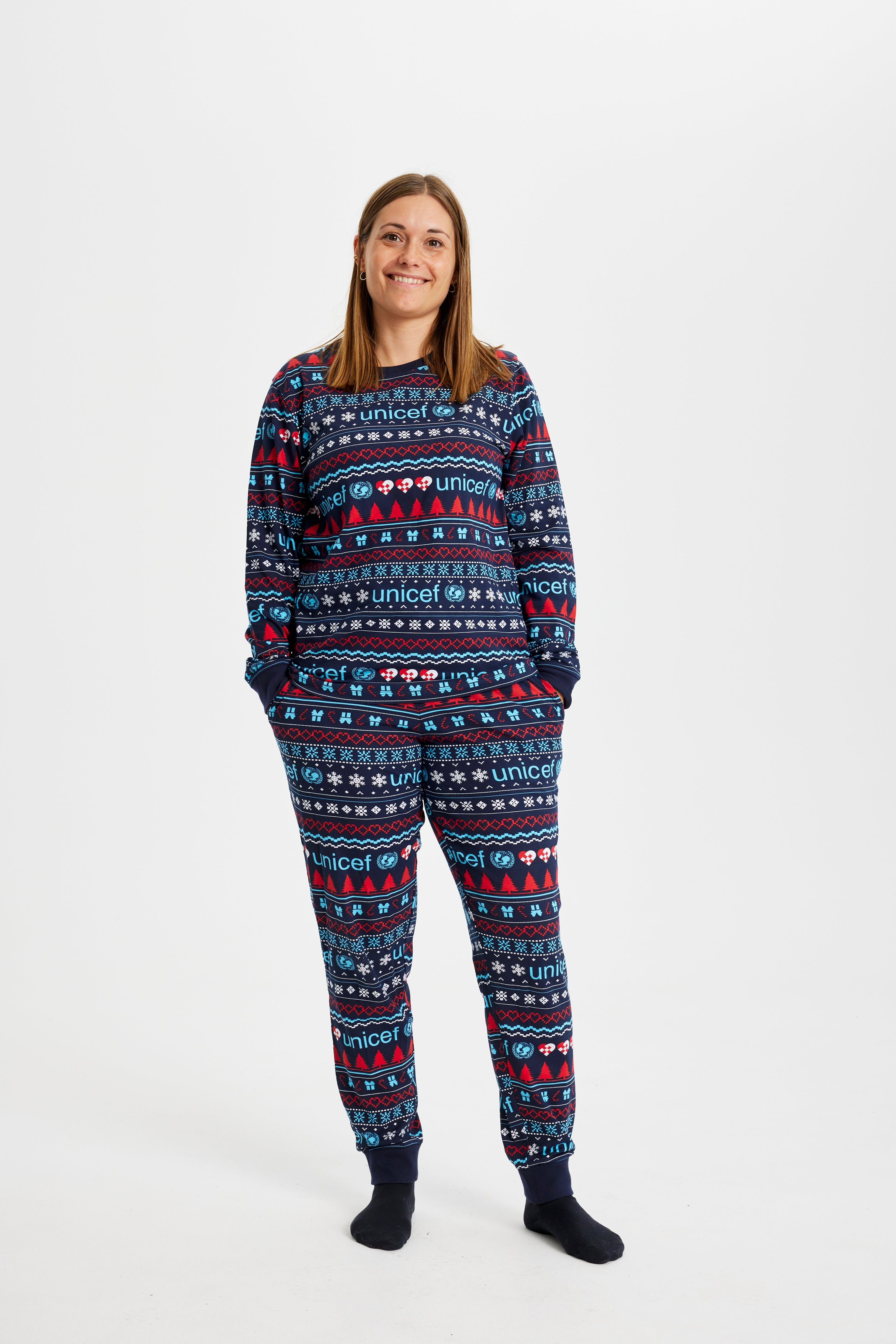 En dame iført en julepyjamas med julemønster på.